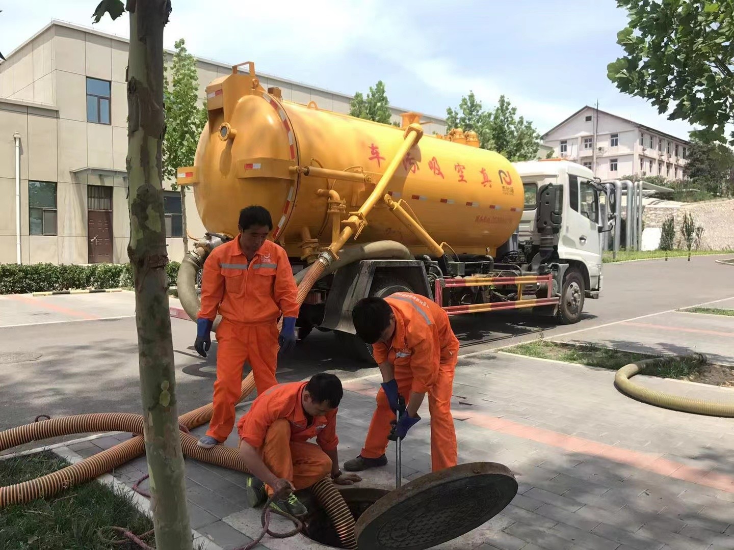 榕江管道疏通车停在窨井附近