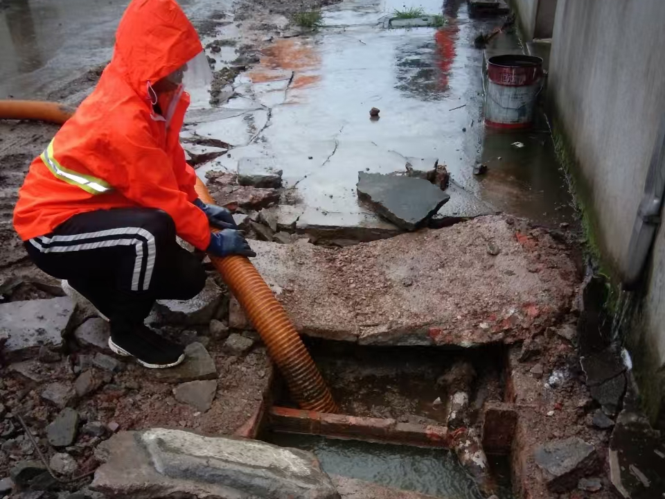 榕江专业清理污水池 炜誉市政以规范流程守护城市 “肠道”