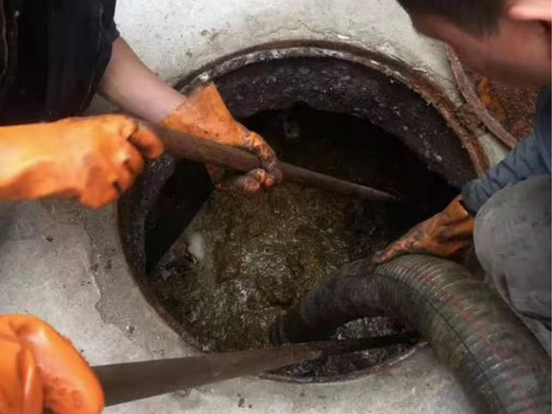 榕江清理化粪池时如何避免沼气的危害？